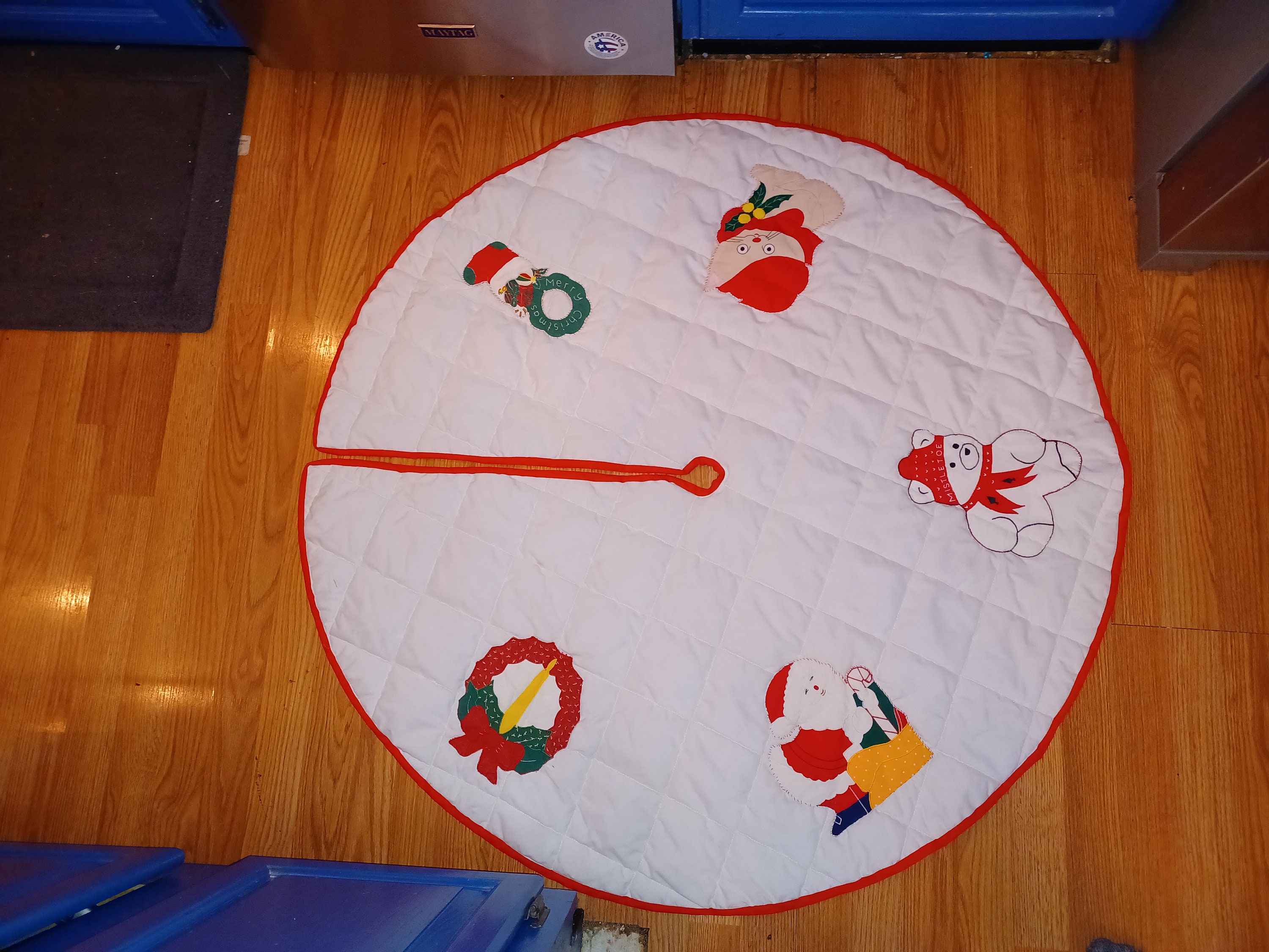44in vintage white quilted tree skirt with appliques SOME SMALL STAINS, vintage retro, cute, santa, bear, cat,