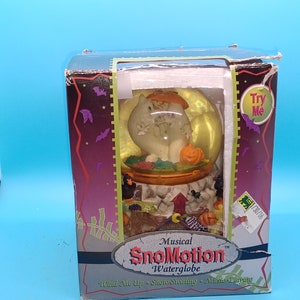Musical SnoMotion ghost halloween waterglobe, snow globe, Kcare, 2000s
