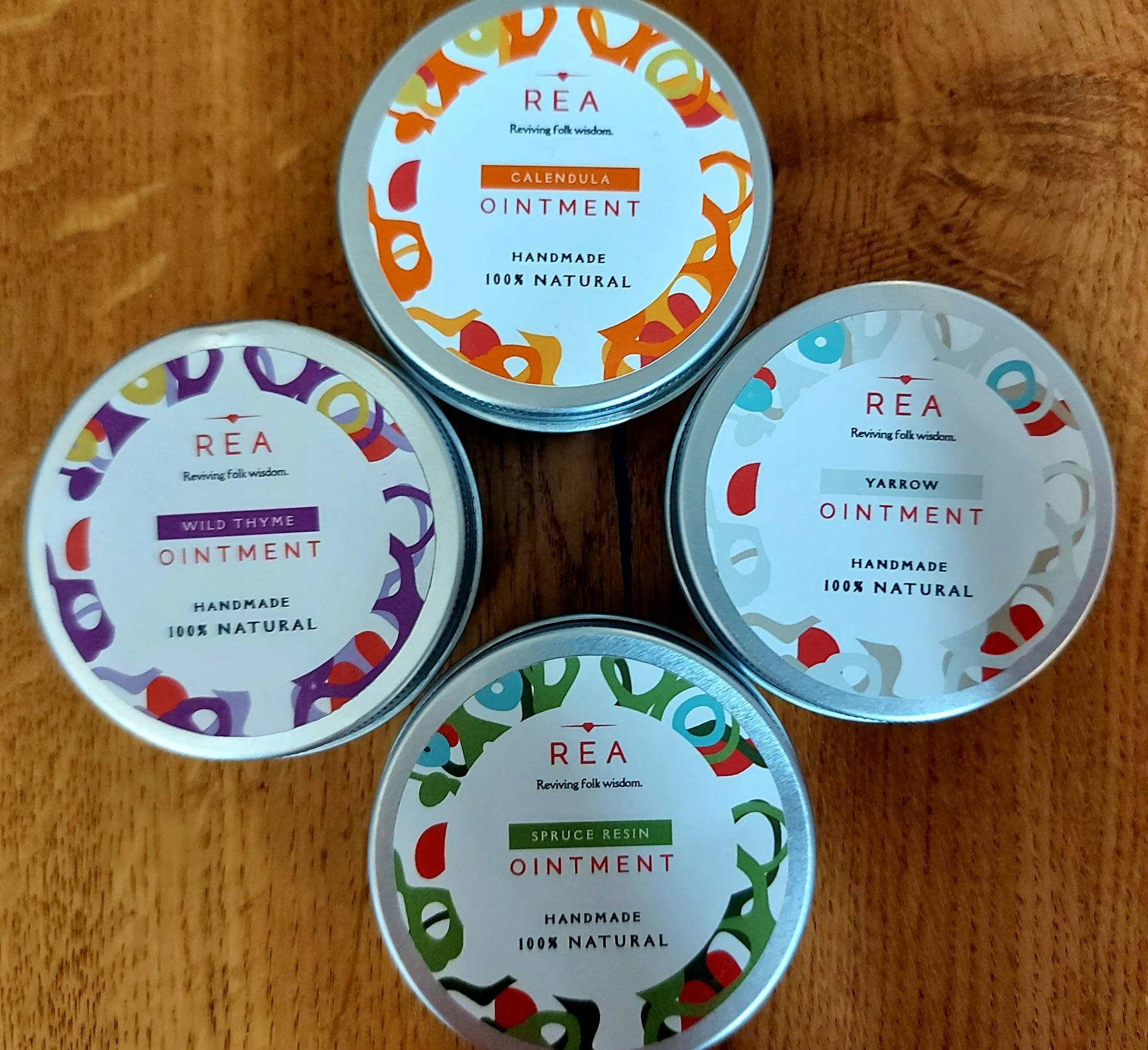 Ein Set von 4 natürlichen, organischen, wilden und handgemachten Salben (Schafgarbe, Calendula, wilder Thymian und Fichtenharz) mit einer kostenlosen Lieferung und einem Geschenk