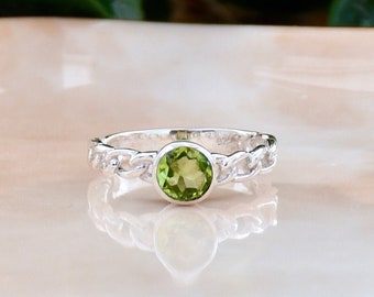 Minimal Peridot Ring, Green Peridot, August Birthstone, Natural Gemstone, 925 Sterling Silver, Unique Chain Designer Band, Gift For Women