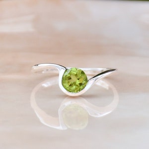 Minimal Peridot Ring, Green Peridot, August Birthstone, Natural Gemstone, 925 Sterling Silver, Unique Round Designer Ring, Gift For Women