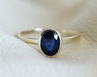 Bague saphir ovale, pierre de naissance de septembre, solitaire délicat minimal, pierre précieuse naturelle lunette bleue, bijoux en argent sterling 925, cadeau pour elle