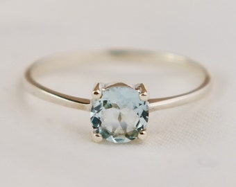 Anello rotondo con acquamarina, acquamarina naturale, pietra portafortuna di marzo, anello con punte rotonde minimali, pietra preziosa blu naturale, argento sterling, regalo per lei