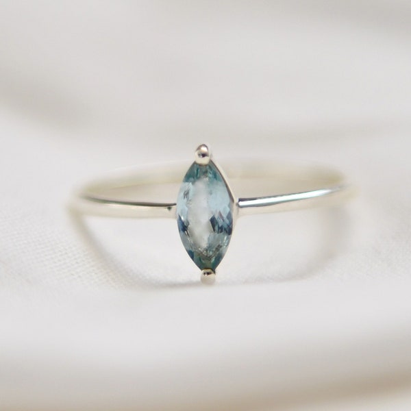 Bague aigue-marine minimale, pierre précieuse aigue-marine naturelle, pierre de naissance de mars, bague marquise solitaire délicate, argent sterling, cadeau pour elle