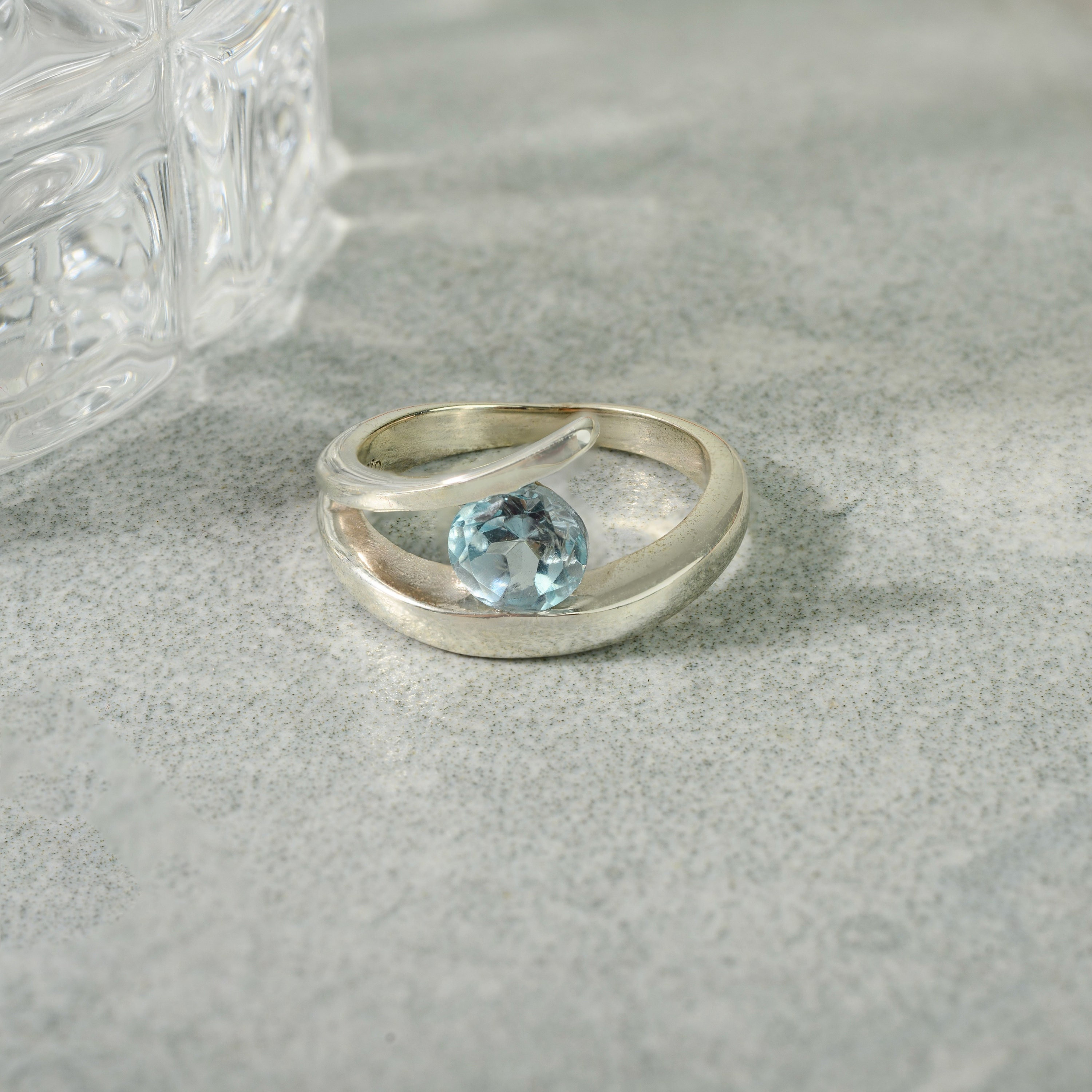 Anello con topazio azzurro, pietra portafortuna di dicembre, fascia di design unica, argento sterling 925, pietra preziosa rotonda naturale, gioielli fatti a mano, regali