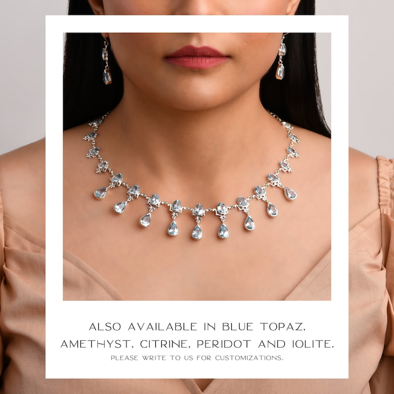 Puede incluir: Un collar de plata con una cadena delicada y piedras de topacio azul en forma de l&aacute;grima. El collar tambi&eacute;n est&aacute; disponible en amatista, citrino, peridoto e iolite.
