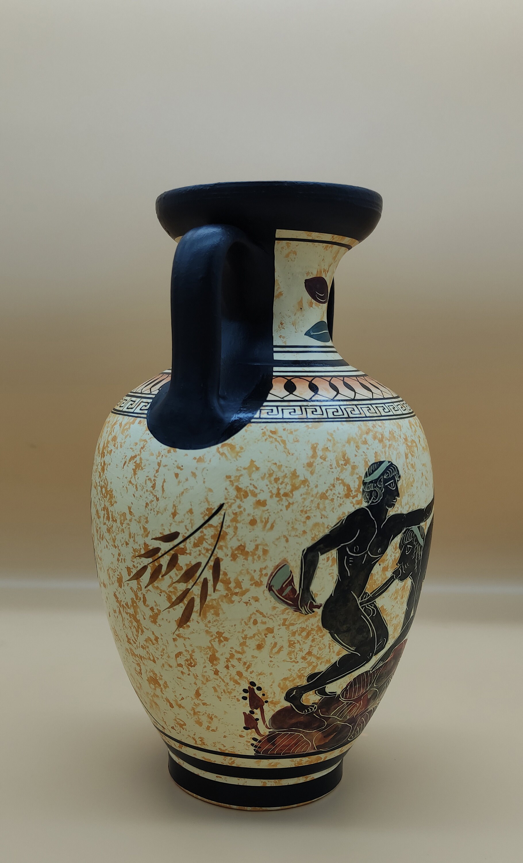 Oude Griekse Amphora erotische pose paar Grieks keramiek 866 lesbienne 1820x3000 foto Oude Griekse Amphora erotische pose paar Grieks keramiek 866