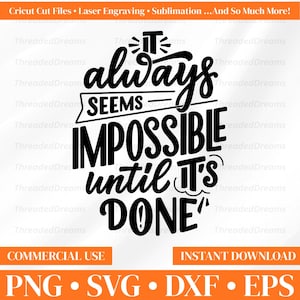 Op de afbeelding: Een zwart digitaal grafisch ontwerp met het motiverende citaat It always seems impossible until it's done in een mix van vetgedrukte serif- en scripttypografie. Het ontwerp bevat een klein icoon boven de tekst op een witte achtergrond.