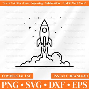Puede incluir: Un gráfico de arte lineal en blanco y negro de un cohete despegando al espacio, rodeado de pequeños puntos que representan estrellas y una nube de humo en la base. La imagen incluye el texto: Cricut Cut Files • Laser Engraving • Sublimation ...And So Much More! COMMERCIAL USE INSTANT DOWNLOAD PNG • SVG • DXF • EPS