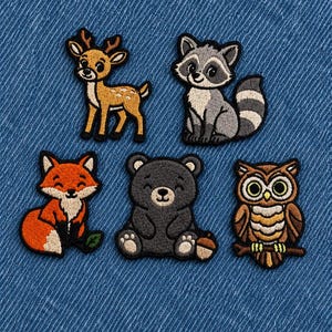 Set van 5 geborduurde patches met bosdieren – patches van een vos, beer, hert, uil en wasbeer om op jassen en rugzakken te strijken of te naaien.