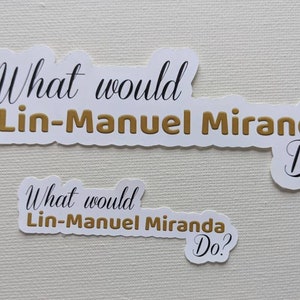 Puede incluir: Dos pegatinas blancas con texto negro que dice "What would Lin-Manuel Miranda Do?" El texto de la pegatina superior es m&aacute;s grande que el texto de la pegatina inferior.