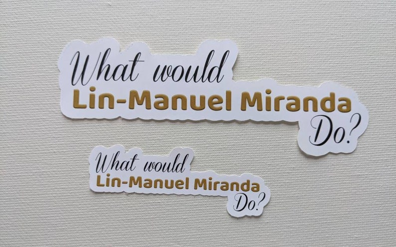 Puede incluir: Dos pegatinas blancas con texto negro que dice "What would Lin-Manuel Miranda Do?" El texto de la pegatina superior es m&aacute;s grande que el texto de la pegatina inferior.