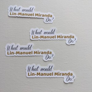 Puede incluir: Cuatro pegatinas blancas con texto dorado que dice "What would Lin-Manuel Miranda Do?"