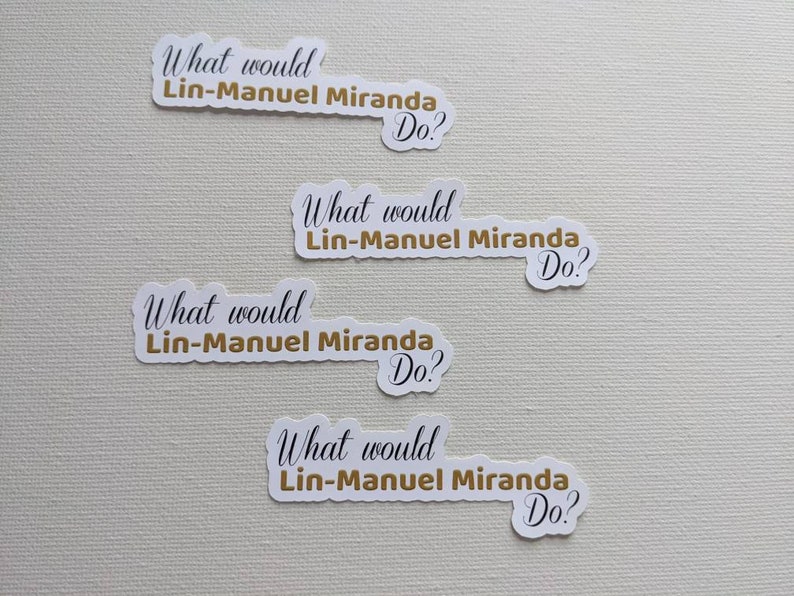 Puede incluir: Cuatro pegatinas blancas con texto dorado que dice "What would Lin-Manuel Miranda Do?"