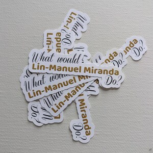 Puede incluir: Una colecci&oacute;n de pegatinas blancas con texto negro y detalles dorados. Las pegatinas muestran la frase "What would Lin-Manuel Miranda Do?" en varios tama&ntilde;os y orientaciones.