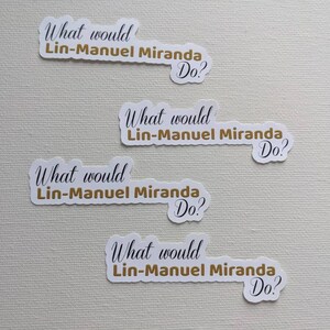Puede incluir: Cuatro pegatinas blancas con letras doradas que dicen "What would Lin-Manuel Miranda Do?"