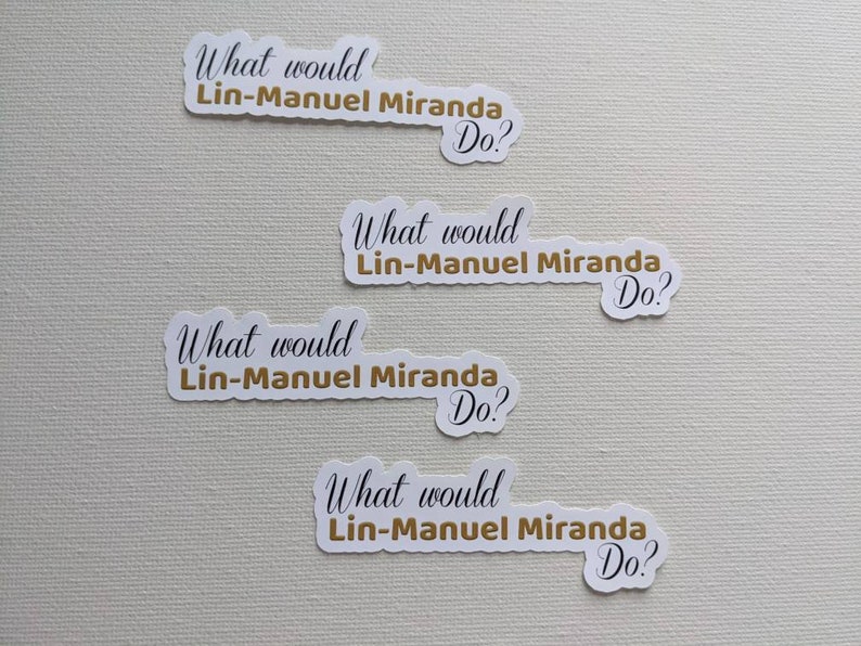 Puede incluir: Cuatro pegatinas blancas con letras doradas que dicen "What would Lin-Manuel Miranda Do?"