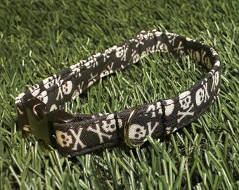Skull and Crossbones Dog & Cat Collar – Spooky Halloween Pet Accessory, Gothic Gear