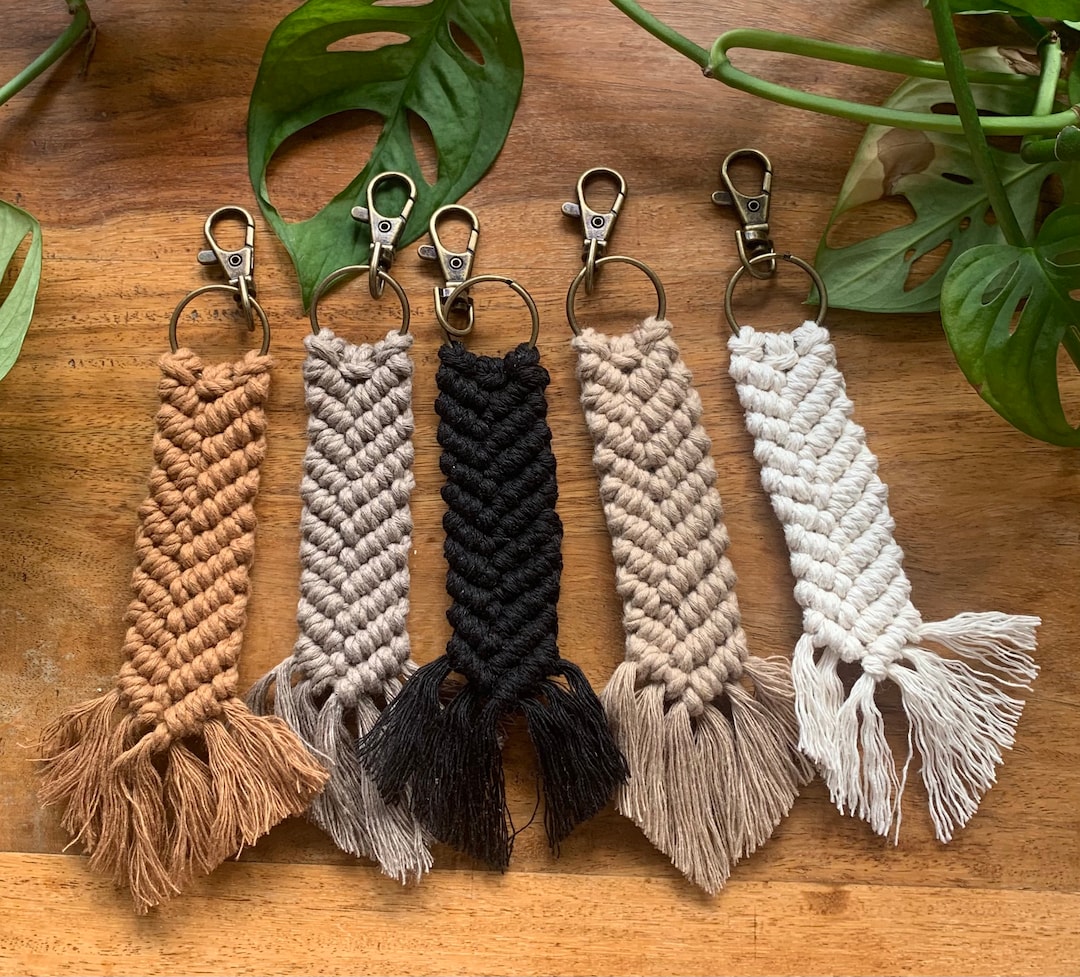 Macrame keyring| knotted keyring| braided keyring| detailed braided keyring | macrame keychain| small gift| macrame accessory
