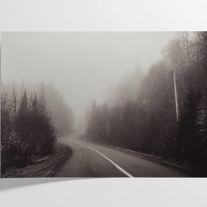Stampa fotografica artistica senza cornice "Northern Backroad" / Viaggio su strada in bianco e nero, nostalgico e malinconico, Canada, Quebec, arte murale