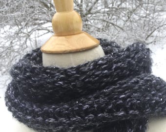 Charcoal: Allergiefreier Acryl Schal - Handgestrickt - Mit Fransen - Schwarz und Weiß Melange