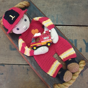 Wzór szydełkowy: Strażak Fred, Melly Teddy Ragdoll, słodka amigurumi strażacka szmaciana lalka, łatwa do zrobienia przytulanka strażaka, strażacki przytulanka