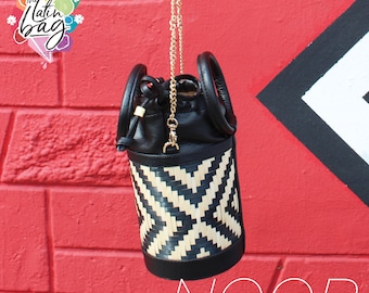Black Vegan Leather Crossbody Bag: Woven Palm Leaf Bucket  display picture 1