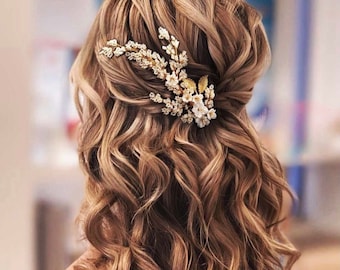 White floral hair comb, Boho wedding hair comb, Gold bridal headpiece, Leaf hair comb, Bridal hair accessory, Clay flower hair comb