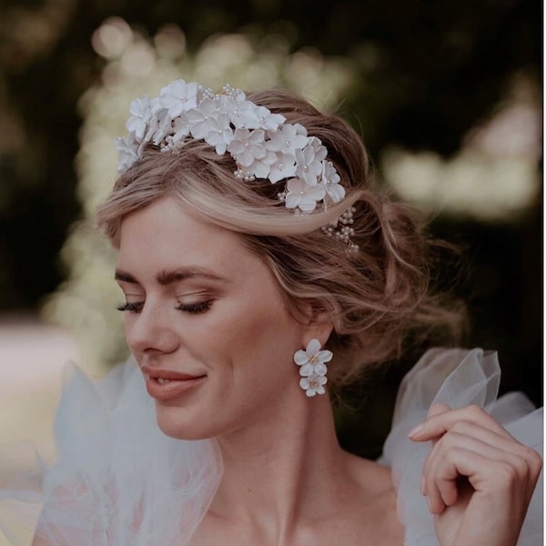 White floral crown, Wedding flower headpiece, Floral headband, White pearl headpiece, Bridal hair accessories, Floral bridal tiara