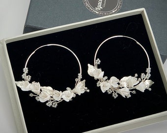 White floral wedding earrings, Boho bridal earrings, Hoop flower earrings, Silver leaf wedding earrings, Circle bridal earrings,Floral hoops