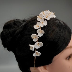 White floral headband, Flower wedding headpiece, Gold bridal headband, Clay flower head band, Boho wedding headband, Bridal floral wreath