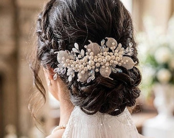 Nature Inspired Bridal Comb, Silver Mesh Leaf Headpiece with Pearls, Unique Wedding Hair Jewelry, Romantic Botanical Accessory for Bride