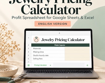 Può includere: Uno schermo di un portatile mostra un foglio di calcolo Jewelry Pricing Calculator per Google Sheets ed Excel. L'interfaccia include campi per materiali, tempo di lavorazione, tariffa oraria e commissioni di vendita.