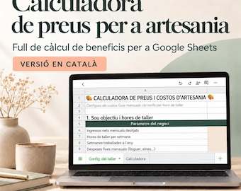 Può includere: Uno schermo di un portatile mostra un calcolatore di prezzi per l'artigianato su Google Sheets in catalano. Il testo recita Calculadora de preus per a artesania, Full de càlcul de beneficis per a Google Sheets e Versió en català.