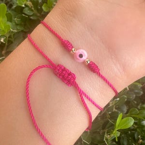 Pulsera de ojo malvado rosa hecha a mano, joyería protectora de macramé ajustable