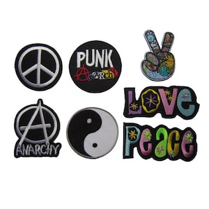 Op de afbeelding: Acht geborduurde strijk-op patches met verschillende vredes-, punk- en anarchie symbolen. De patches zijn zwart, wit en veelkleurig.