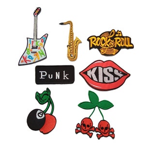 Può includere: Un set di nove toppe da stirare con diversi design, tra cui una chitarra, un sassofono, labbra con la parola "KISS", una ciliegia, un teschio e ossa incrociate, e le parole "Rock n Roll" e "Punk".