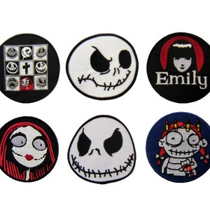 Könnte beinhalten: Sechs runde gestickte Aufnäher mit Figuren aus Nightmare Before Christmas. Die Aufnäher sind schwarz, weiß und blau mit roten Akzenten. Die Figuren sind Jack Skellington, Sally, Emily und Oogie Boogie.