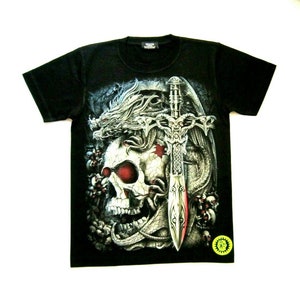 Könnte beinhalten: Schwarzes T-Shirt mit einem Grafikdruck eines Schädels, eines Drachen und eines Schwertes. Der Schädel hat rote Augen und der Drache ist silberfarben. Das Schwert ist silberfarben mit einem roten Griff.