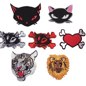 Peut inclure: Ensemble de huit patchs thermocollants représentant différents motifs d'animaux. Les patchs comprennent un chat noir, un tigre blanc, un lion, un cœur avec des os croisés et trois chats noirs avec des os croisés. Les patchs sont parfaits pour ajouter une touche de personnalité aux vêtements, aux sacs ou à d'autres accessoires.
