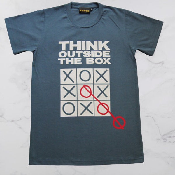 Denken Sie außerhalb der Box Lustige Naughts & Crosses Spiel Witz / Neuheit Grafik / Banksy inspiriert / lustiges 100% weiche Baumwolle Kurzarm Frauen / Männer T-Shirt