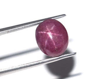 Rubino stellato naturale / Rubino stellato ovale / Rubino stellato cabochon / Dimensioni: 9,5 x 11 mm / 8,80 carati / Rubino stellato per la creazione di gioielli.