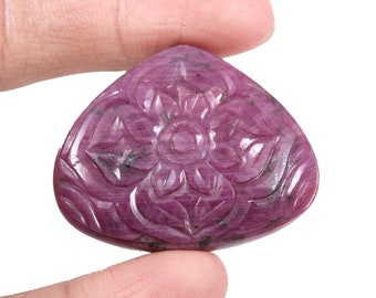 WYJĄTKOWY'''' Naturalny, ręcznie rzeźbiony, mogolski rubin w kształcie serca. Wymiary: 39,5 x 32,5 mm. Masa 96,20 ct. Piękny, ręcznie rzeźbiony rubin do biżuterii.
