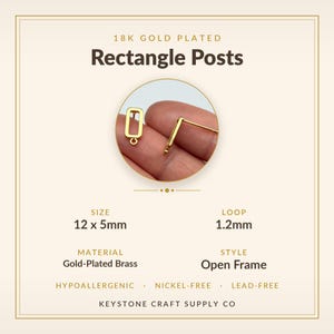 Pode incluir: Brincos de pino retangulares banhados a ouro 18K com design de moldura aberta. Os brincos medem 12 x 5 mm com um elo de 1,2 mm. O texto diz 18K GOLD PLATED Rectangle Posts, SIZE 12 x 5mm, LOOP 1.2mm, MATERIAL Gold-Plated Brass, STYLE Open Frame, HYPOALLERGENIC NICKEL-FREE LEAD-FREE KEYSTONE CRAFT SUPPLY CO.
