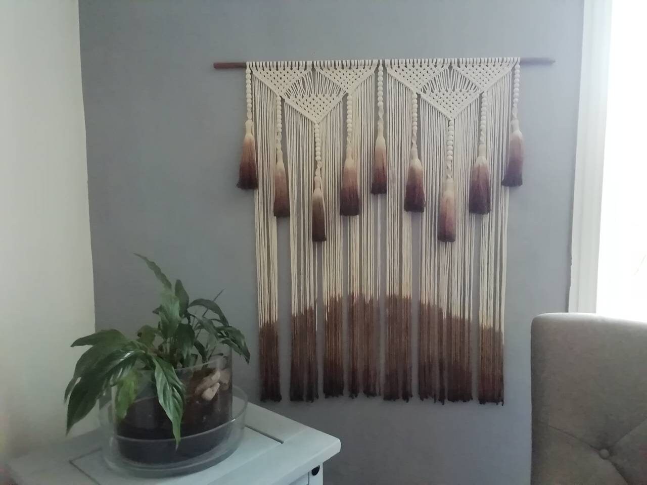 Macramé Moderne, Tenture Murale, Tête de Lit, Pompons Marron.