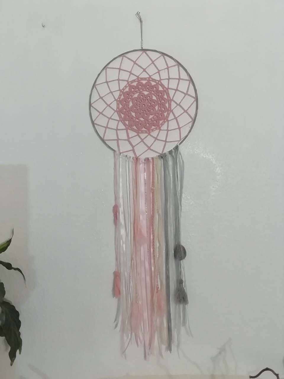 Attrape-Rêves Rose et Gris Réalisé Au Crochet.