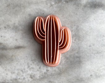 Peut inclure: Un emporte-pièce en plastique rose en forme de cactus. L'emporte-pièce a la forme d'un cactus traditionnel avec plusieurs bras et une seule tige.