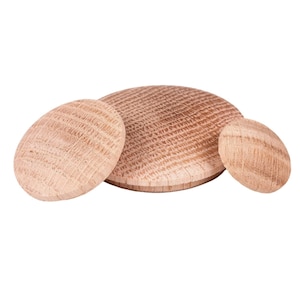 Pode incluir: Três discos redondos de madeira de tamanhos diferentes. Os discos são de madeira castanho claro com um padrão de grão natural.