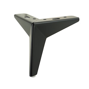 Op de afbeelding: Zwart metalen meubelpoot met een driehoekige basis en een afgeronde punt. De poot is ontworpen om aan een meubelstuk te worden bevestigd.