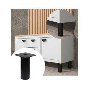 Könnte beinhalten: Schwarze Möbelbeine aus Metall mit quadratischer Basis. Die Beine sind 15 cm hoch und haben einen Durchmesser von 3,8 cm.